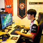 《英雄联盟》传奇选手Faker李相赫在训练室中专注训练的侧影